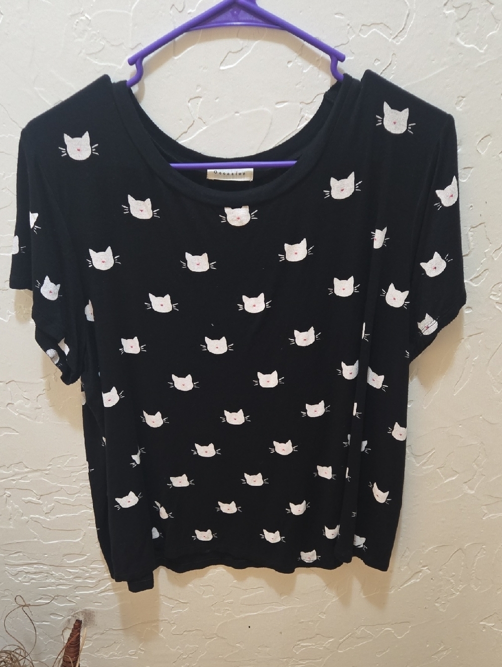 Occasion Black Short-Sleeve Tee with White Cat Print